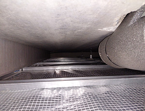 Zateplení podlahy polyfunkčního domu pomocí foukané izolace